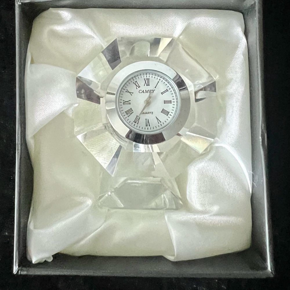 *NWT*  Pier1 Faceted Crystal Clock in Original Box